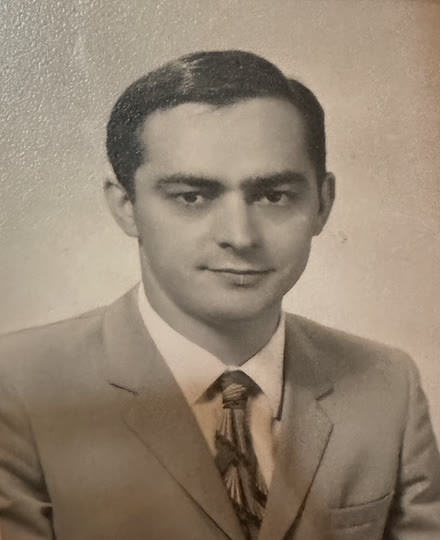 Sergio Anzile da giovane, in giacca e cravatta
